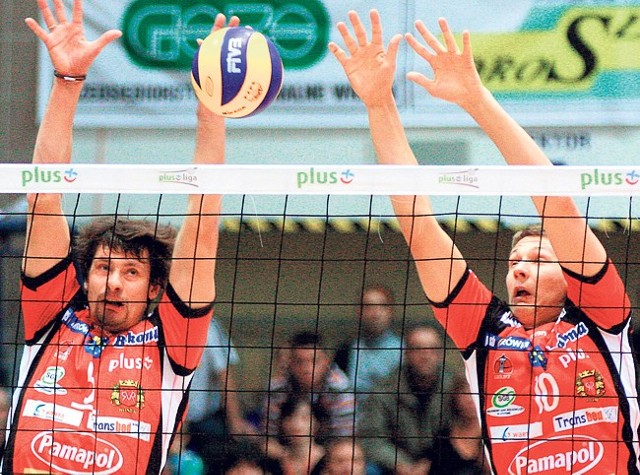 Atak zawodników Resovii blokują Andrzej Stelmach (od lewej) i Maciej Zajder