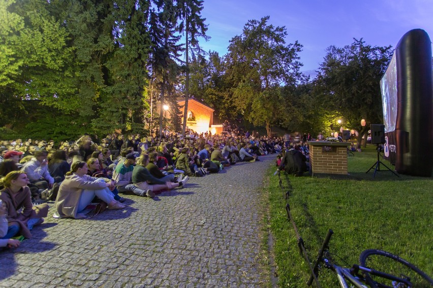 Kino pod chmurką w Prochowni Żoliborz. Ruszył sezon na letnie seanse [ZDJĘCIA]