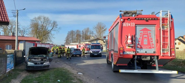 Groźny wypadek na granicy dwóch powiatów pleszewskiego i krotoszyńskiego. Zderzyły się dwa samochody osobowe