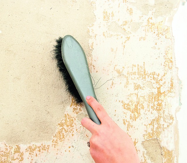 Starannie przygotuj powierzchnię ściany do ocieplenia - dokładnie oczyść ją ze starej farby i drobin kurzu