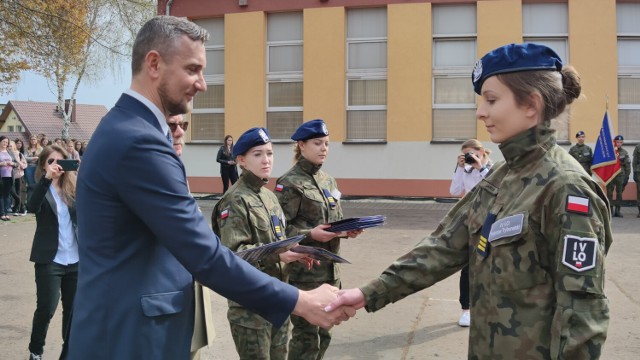 Uczniowe klasy mundurowej IV LO w Piotrkowie odebrali świadectwa ukończenia szkolenia wojskowego