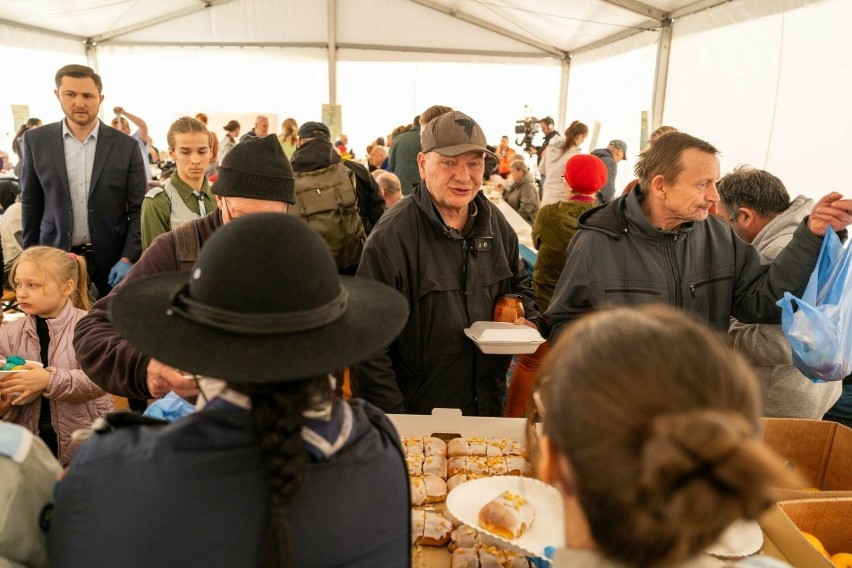 Wielkanocne śniadanie dla potrzebujących i samotnych w...