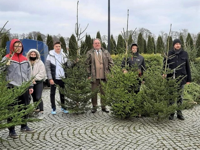 Nadleśnictwo Wolsztyn ufundowało świąteczne drzewka dla honorowych krwiodawców