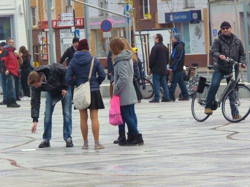 Uczestnicy flash mobu w Koszalinie zastygli na trzy minuty...