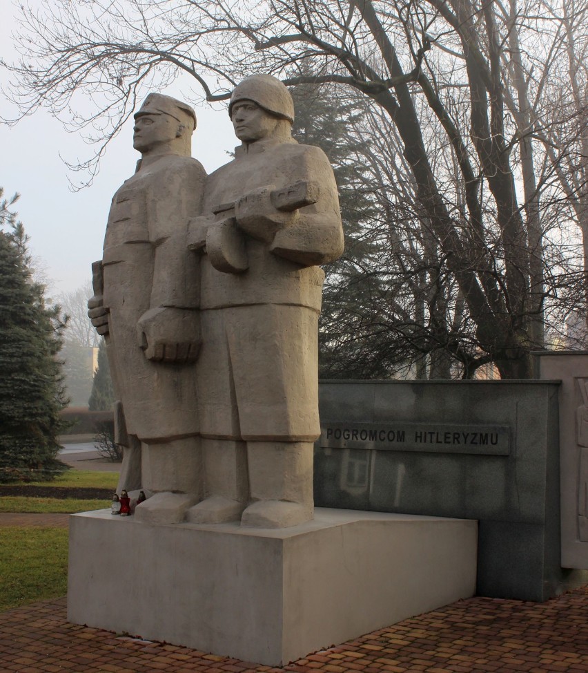 Pomnik żołnierzy a gloryfikacja komunizmu. Kulisy usunięcia "pogromców hitleryzmu" z Wielunia