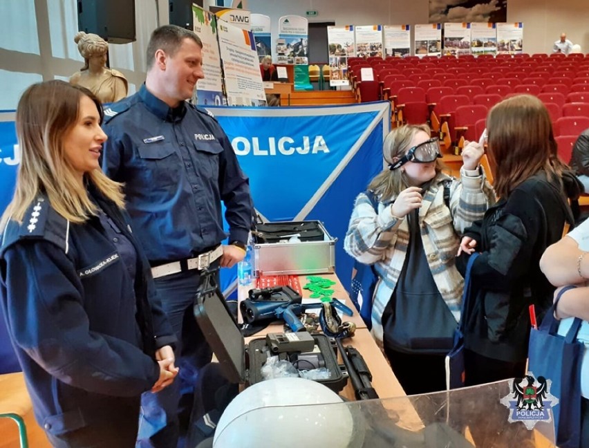 Policjanci z Wałbrzycha promowali swój zawód na targach pracy w wałbrzyskiej uczelni