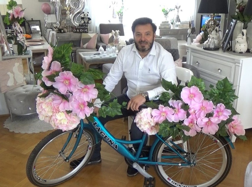 Sebastian Michalski z jednym z przygotowanych już rowerów....