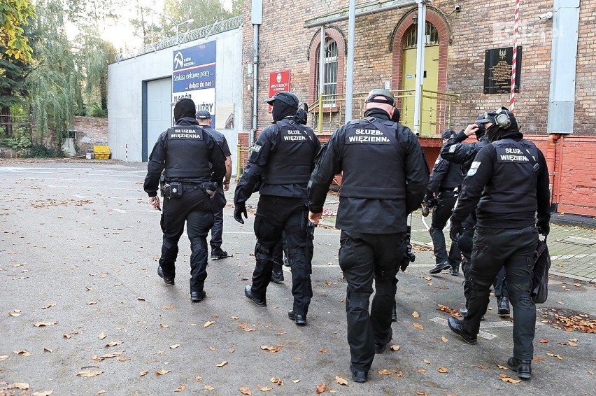 Granaty, dym, strzały... Co się działo przed aresztem przy Kaszubskiej w Szczecinie? [ZDJĘCIA]
