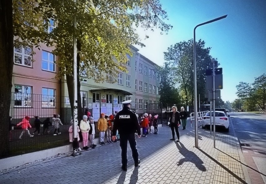 Policjanci z tomaszowskiej drogówki uświadamiają przedszkolaków i uczniów. Lekcja praktyczna. ZDJĘCIA, VIDEO