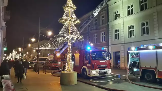 Pożar w jednym z mieszkań kamienicy przy ul. Piotrkowskiej 36 wybuchł we wtorek (21 stycznia), około godz. 16. Ogień pojawił się w lokalu znajdującym się na drugim piętrze budynku.

CZYTAJ DALEJ NA KOLEJNYCH SLAJDACH