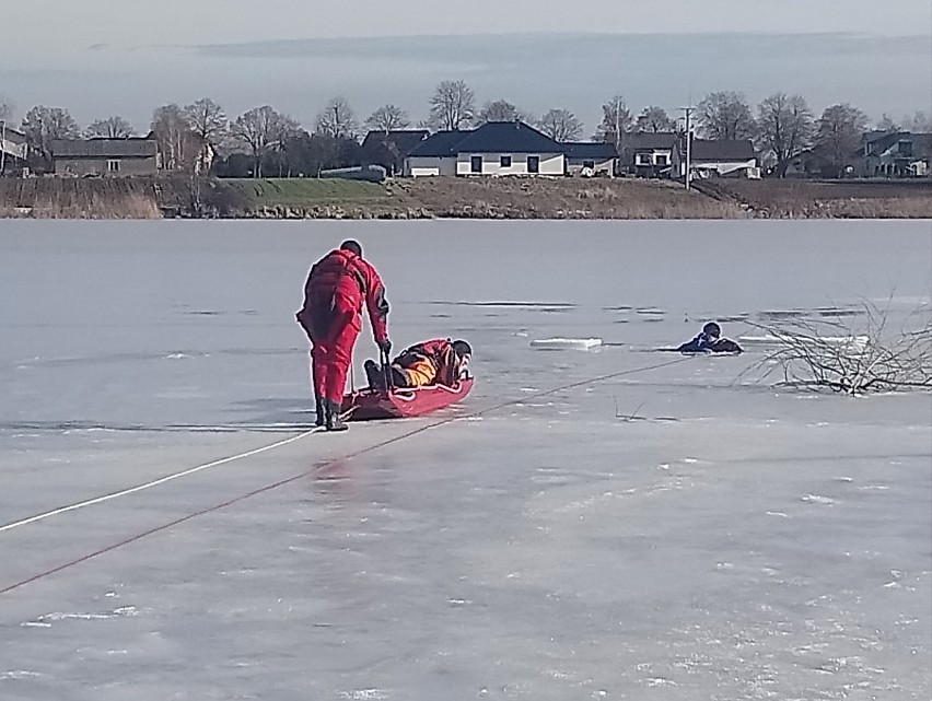 Konińscy strażacy odbyli niedawno ćwiczenia na lodzie