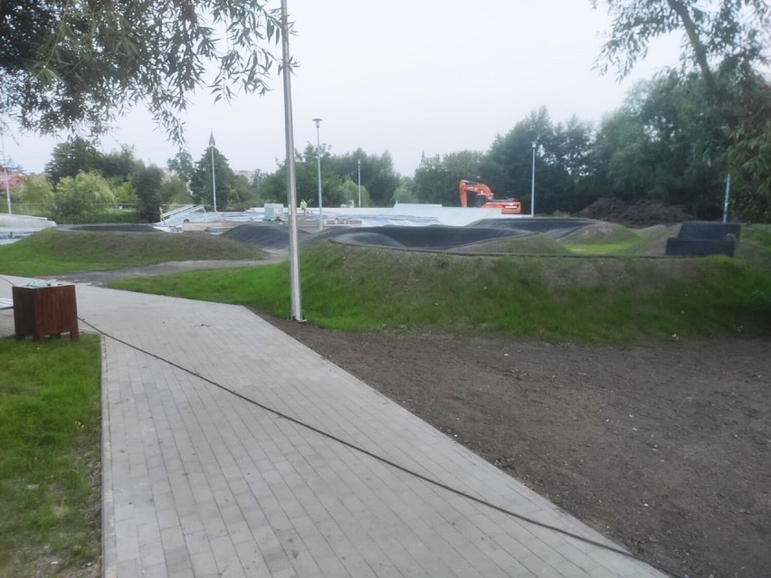 Oleśnica. Prace na oleśnickim skateparku i pumptracku powoli się kończą. Zobaczcie, jak wygląda plac budowy! 