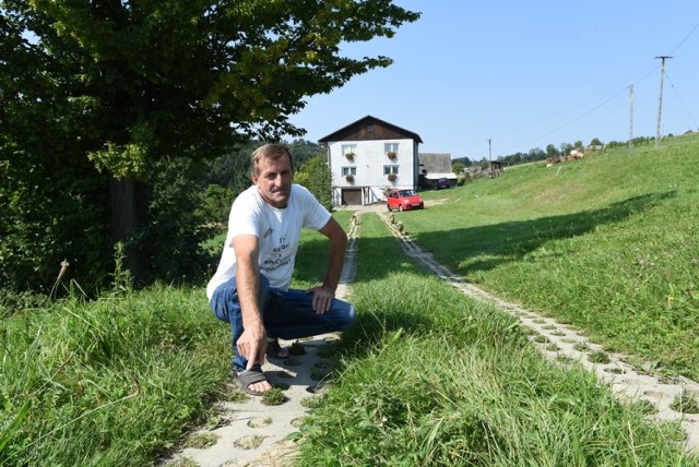 Stanisław Pogwizd 11 lat temu ułożył 80-metrową drogę z płyt, które otrzymał od gminy