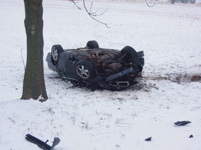 Chomęciska/Sitaniec: BMW uderzyło w drzewo. Dwie osoby w...