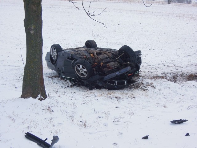 Chomęciska/Sitaniec: BMW uderzyło w drzewo. Dwie osoby w szpitalu