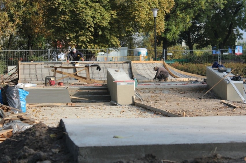 Trwa budowa skateparku w parku Marcinkowskiego