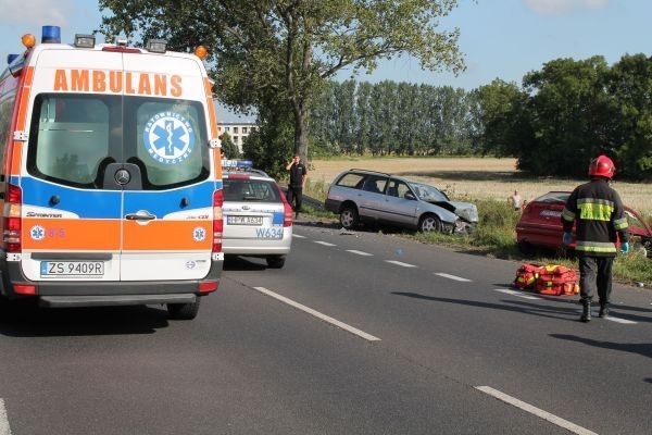 Do zdarzenia doszło kilkaset metrów od Żabowa. Jadący osobowym Nissanem w kierunku Pyrzyc 64 letni mężczyzna wspólnie z 14 letnią pasażerką, nagle z niewyjaśnionych dotąd przyczyn zjechał na przeciwległy pas ruchu, gdzie czołowo zderzył się się z nadjeżdżającym z przeciwka Seatem, w którym podróżowały dwie kobiety w wieku 41 i 18 lat. W wyniku zdarzenia obrażenia odniosły wszystkie cztery osoby. Na szczęście nie są to obrażenia zagrażające ich życiu.

Śmiertelny wypadek koło Sławoborza. Nie żyje 23-letni motocyklista

Wypadek w Żabowie pod Pyrzycami [ZDJĘCIA]