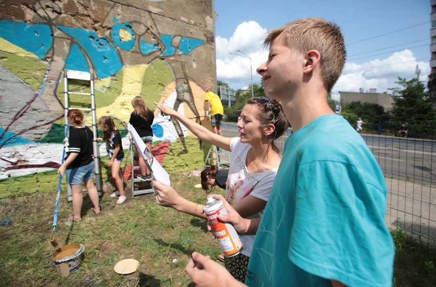 Dzieci tworzą z Lumpem efektowny mural przy al. Wyzwolenia w Szczecinie [zdjęcia, wideo]