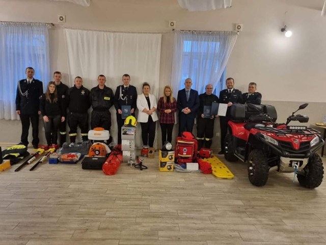 Zdjęcia z oficjalnego przekazania sprzętu dla strażaków-ochotników z gminy Dąbie.