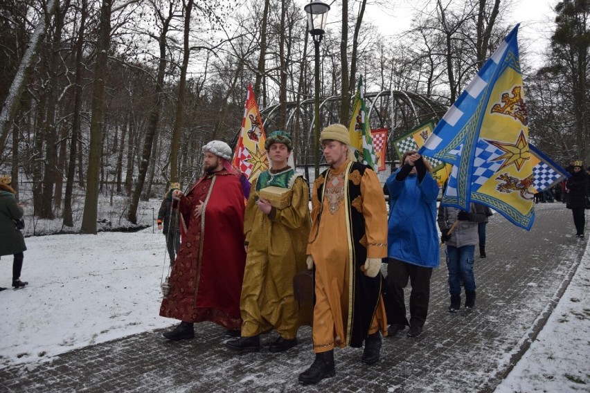 Orszak Trzech Króli 2022 przemaszerował ulicami w Wejherowie. W Kolegiacie pokłon Świętej Rodzinie oddali Kaszubi i Górale