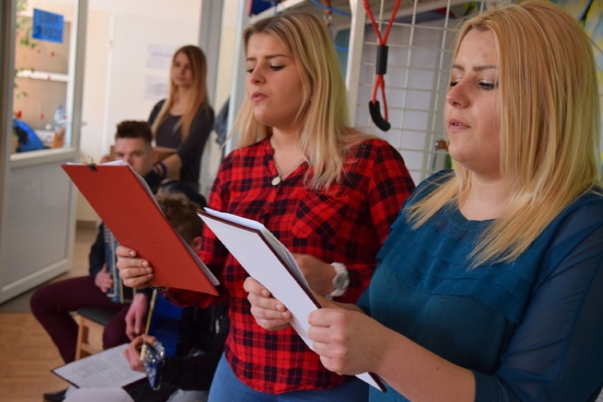 Człuchów. Uczniowie Zespołu Szkół Technicznych wystąpili z koncertem w hospicjum