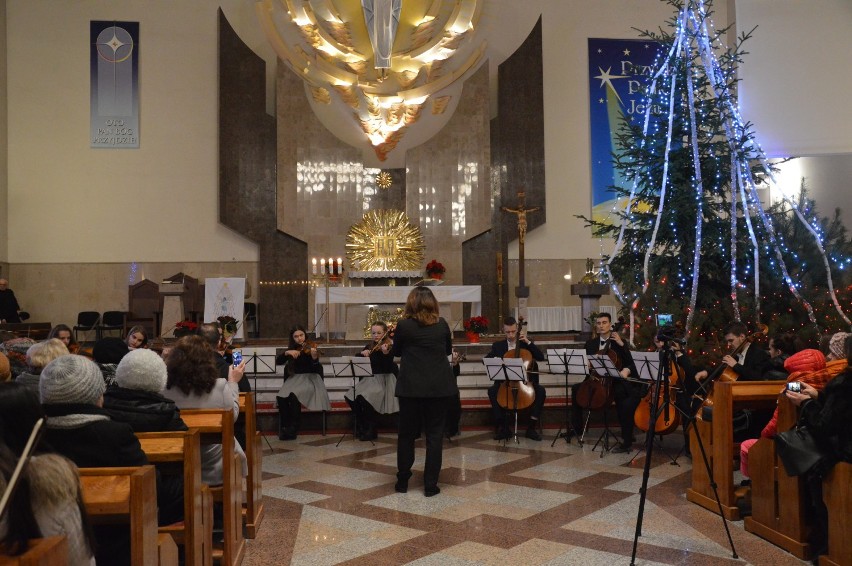 Koncert kolęd w wykonaniu uczniów Państwowej Szkoły Muzycznej w kościele św. Jadwigi w Tomaszowie Maz. [ZDJĘCIA, FILM]