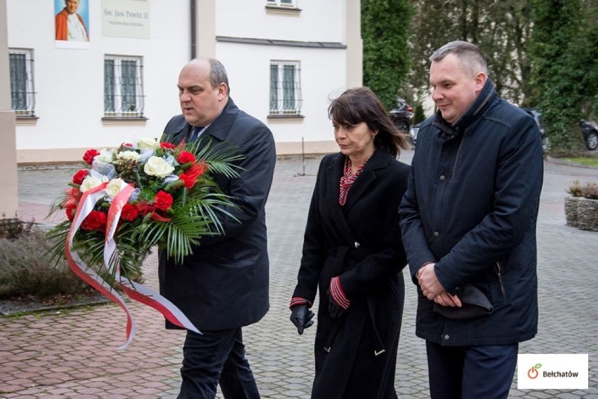 Bełchatów. Kwiaty pamięci gen. Ryszarda Kuklińskiego