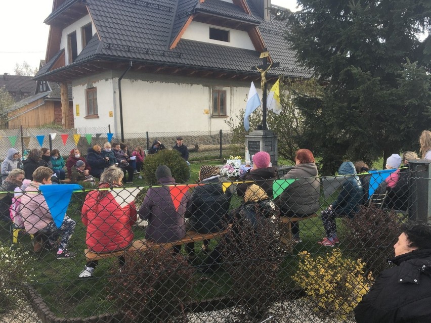 Podhale: Górale licznie modlą się przy przydrożnych kapliczkach na Majówkach. Proszą m.in. o koniec zarazy