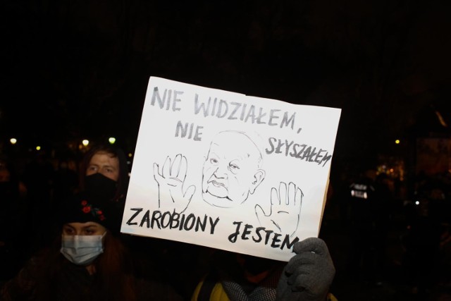 Protest pod kurią krakowską w związku z emisją reportażu "Don Stanislao"  o kardynale Dziwiszu i tuszowaniu nadużyć seksualnych, w tym pedofilii, w Kościele katolickim
