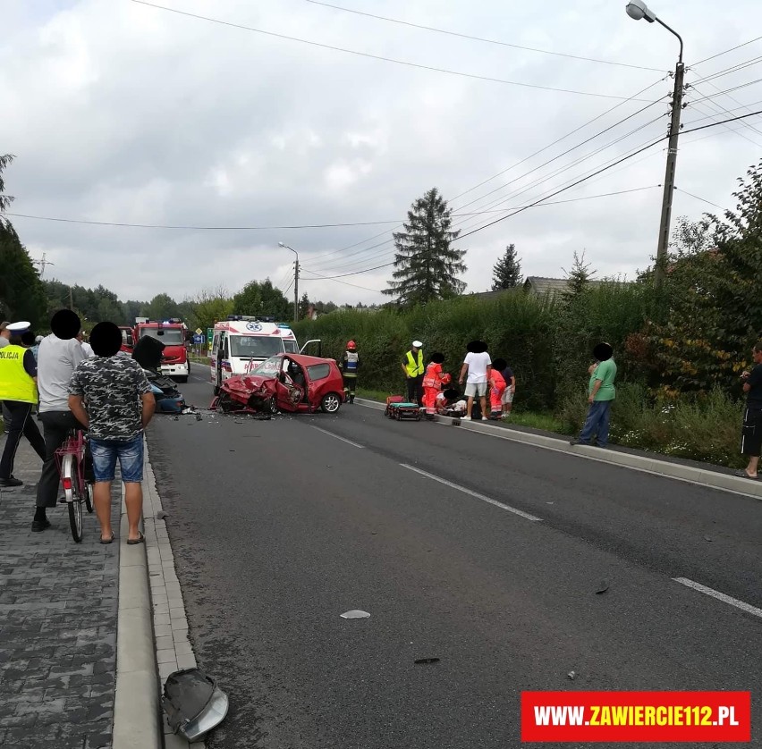 Wypadek w Chruszczobrodzie [ZDJĘCIA]. Zderzenie trzech samochodów, dwie osoby ranne