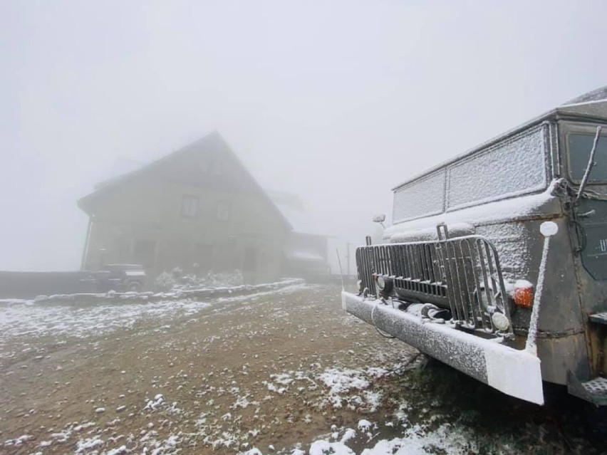 Pierwszy śnieg w Beskidach. Wybierasz się w góry? Ratownicy GOPR apelują o ostrożność