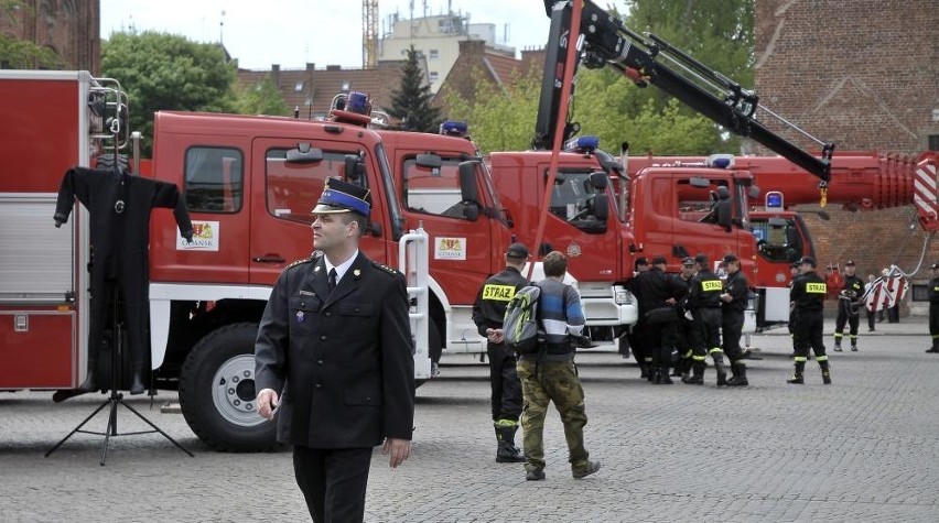 Gdańsk: Strażacy na Targu Węglowym. Pokazy strażackie i specjalistyczny sprzęt [FILM, ZDJĘCIA]