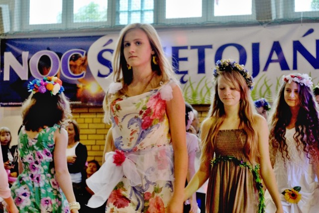 Jedną z atrakcji festynu w Gimnazjum w Wasilkowie był pokaz mody inspirowany Nocą Świętojańską.
