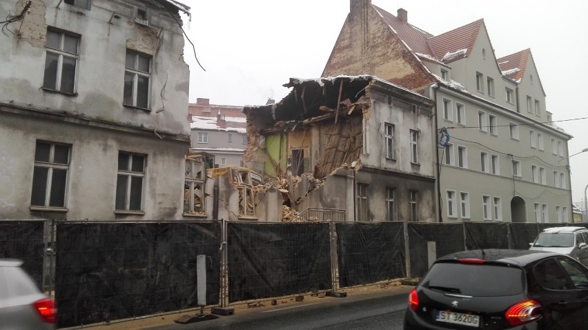 Wyburzanie kamienicy w Katowicach przy ul. Mikołowskiej 52.