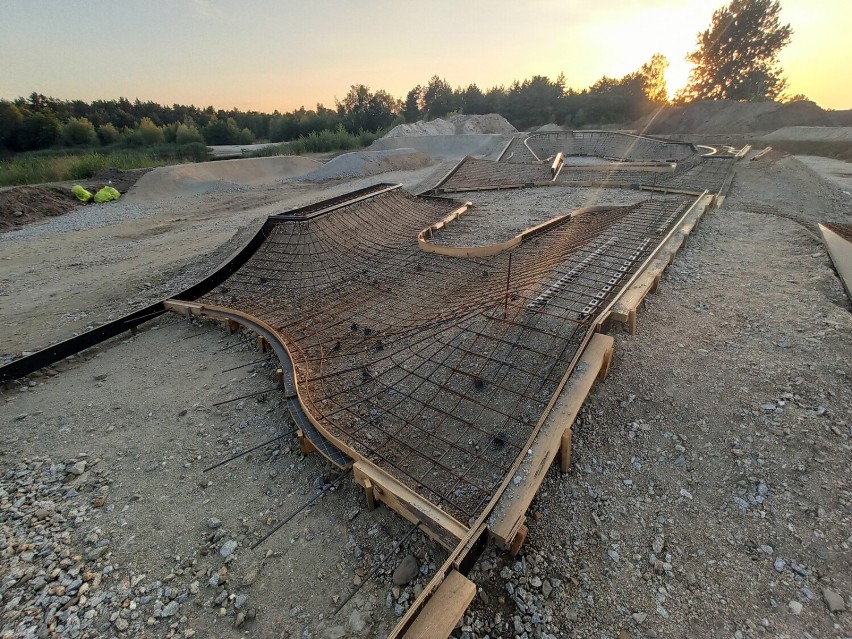 Budowa pumptracku na kąpielisku poligon w Sierakowie pod Rawiczem (10.08.2022)