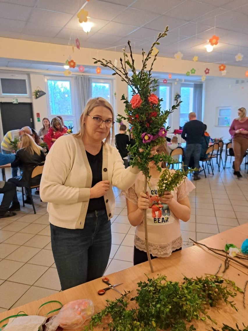 Integracyjne warsztaty wielkanocne w Ośrodku Szkolno-Wychowawczym w Jędrzejowie. Zrobiono przepiękne palmy! Zobaczcie zdjęcia