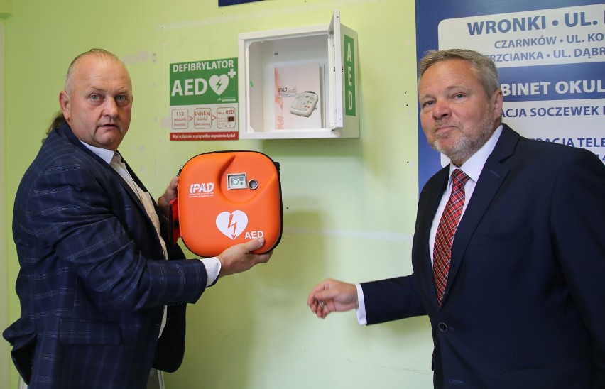 Gmina Wronki stawia na bezpieczeństwo i montuje defibrylator AED. Przypominamy pierwszą pomoc w przypadku zatrzymania krążenia