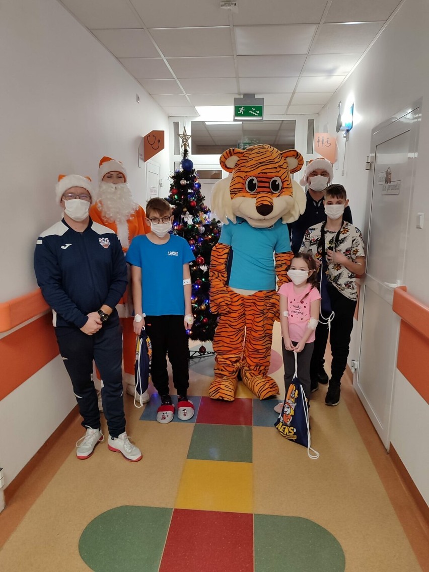 Szalony Mikołaj odwiedził małych pacjentów szpitala w asyście tygrysa Diego oraz trenerów z Akademii Piłkarskiej Reissa
