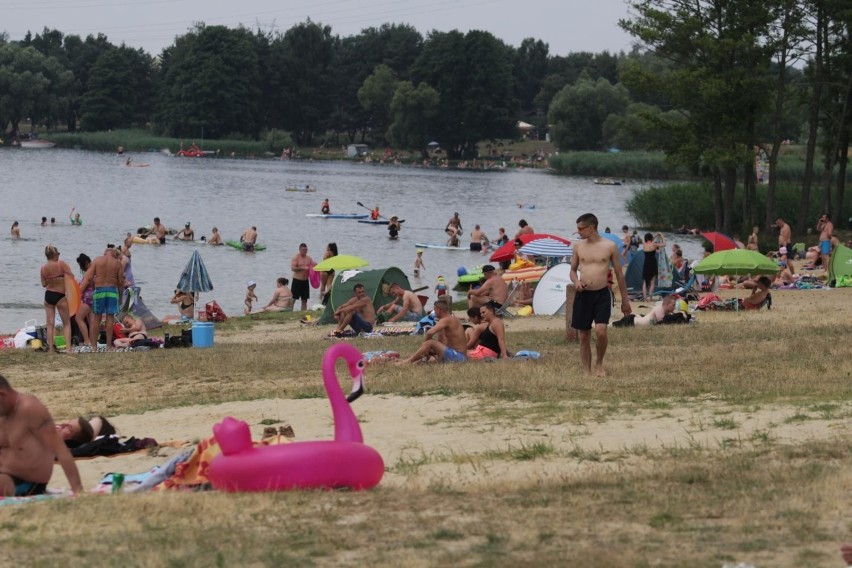 Przy pięknej pogodzie  chętnych do wypoczynku nad Zalewem...