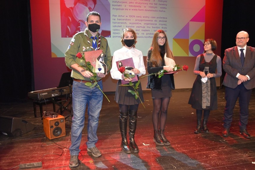 Laureaci konkursu: (od lewej) Wolontariusz Roku - Artur...