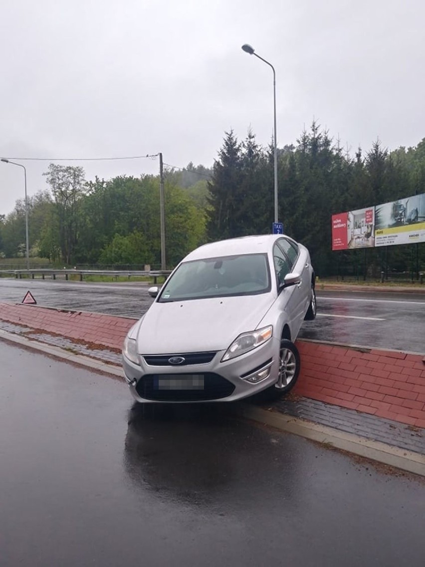 GORZÓW WLKP.: Ford wypadł z drogi i zawisł między pasami jezdni. Kierowcy nie ma [ZDJĘCIA]