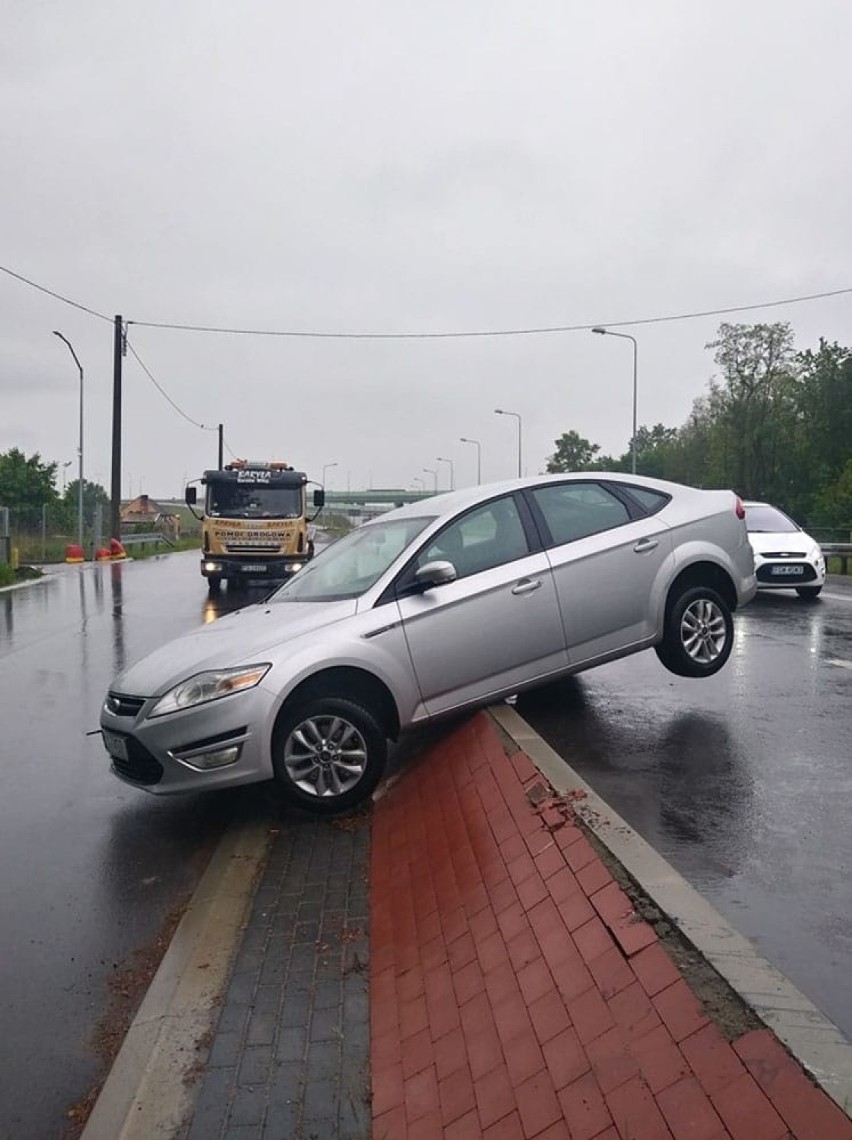 GORZÓW WLKP.: Ford wypadł z drogi i zawisł między pasami jezdni. Kierowcy nie ma [ZDJĘCIA]