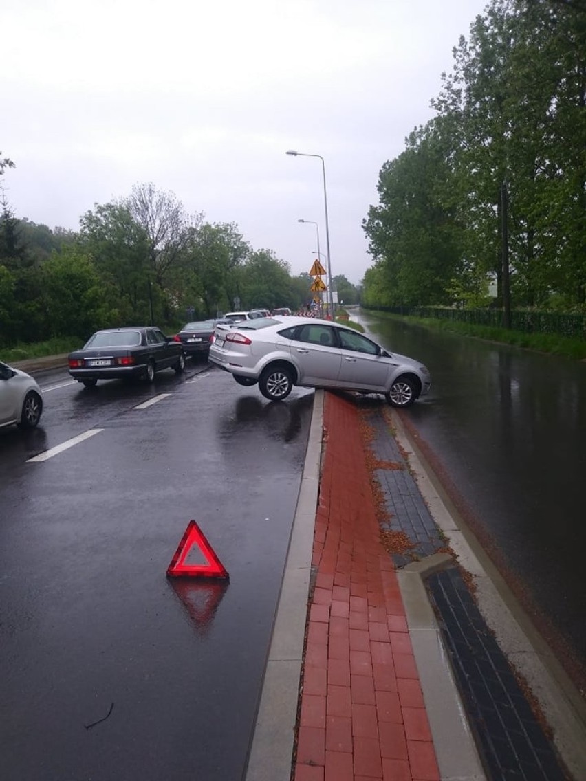 GORZÓW WLKP.: Ford wypadł z drogi i zawisł między pasami jezdni. Kierowcy nie ma [ZDJĘCIA]