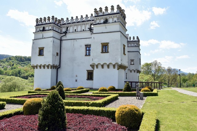 Muzeum Dwory Karwacjanów w Gorlicach zaprasza do swoich obiektów nie tylko w sercu powiatu, ale też do kasztelu i skansenu w Szymbarku, cerkwi w Bartnem, zagrody maziarskiej w Łosiu