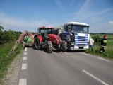Wypadek w powiecie kętrzyńskim: ciężarówka zderzyła się z ciągnikiem [Zdjęcia]