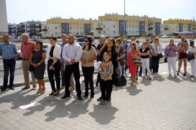 Przy ul. Watzenrodego na toruńskim osiedlu JAR oddano 62 mieszkania wybudowane przez Toruńskie Towarzystwo Budownictwa Społecznego. Od wczoraj wprowadzają się do nich pierwsi lokatorzy.

Zobacz także: Dwa wieżowce na toruńskiej Winnicy? [WIZUALIZACJE]

Budynek przy ul. Watzenrodego 17 składa się z pięciu klatek. Łącznie znajdują się w nim 62 mieszkania, a do każdego z nich przyporządkowana jest komórka lokatorska oraz miejsce postojowe w hali garażowej. Dodatkowo każda klatka została wyposażona w windę. 

Polecamy: Postępy prac przy miejskich inwestycjach [ZDJĘCIA]

W budynku znajdują się także 3 lokale użytkowe. W jednym z nich będzie się mieściła nowa siedziba Toruńskiego TBS.

Nowe mieszkania od TTBS na Osiedlu JAR [ZDJĘCIA]