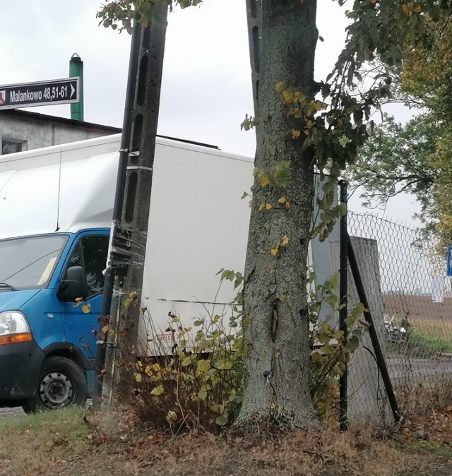 Samochód zastawiający przystanek w pobliżu domu Marty Jakubiak