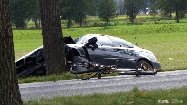 27-letni kierowca BMW uderzył w rowerzystkę, a następnie w drzewo. Cyklistka zginęła na miejscu