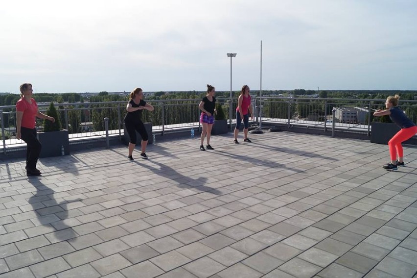 Energetyczny trening fitness na dachu z Joanną Żurek.