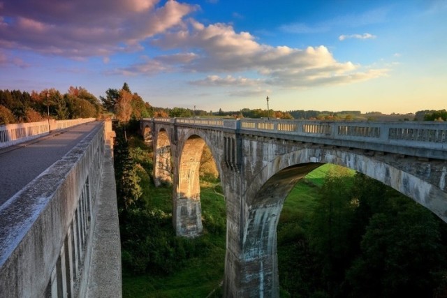 Te niesamowite mosty można zobaczyć w województwie warmińsko-mazurskim, a dokładniej w miejscowości Stańczyki. Potocznie nazywane są „Akweduktami Puszczy Rominckiej”, ze względu na duże podobieństwo do akweduktów w Pont du Gard we Francji.

Zobacz więcej zdjęć ---->